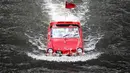 Sebuah mobil amphibi asyik berenang di sungai Mosel, Jerman dalam acara reli "Amphib 2014" (AFP PHOTO/Fredrik VON Erichse)