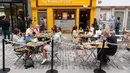 Orang-orang bersantap di area terbuka sebuah restoran di London, Inggris, 4 Agustus 2020. Pemerintah Inggris pada Senin (3/8) meluncurkan program diskon untuk mendorong sektor perhotelan dan restoran yang terdampak parah oleh virus corona covid-19. (Xinhua/Ray Tang)