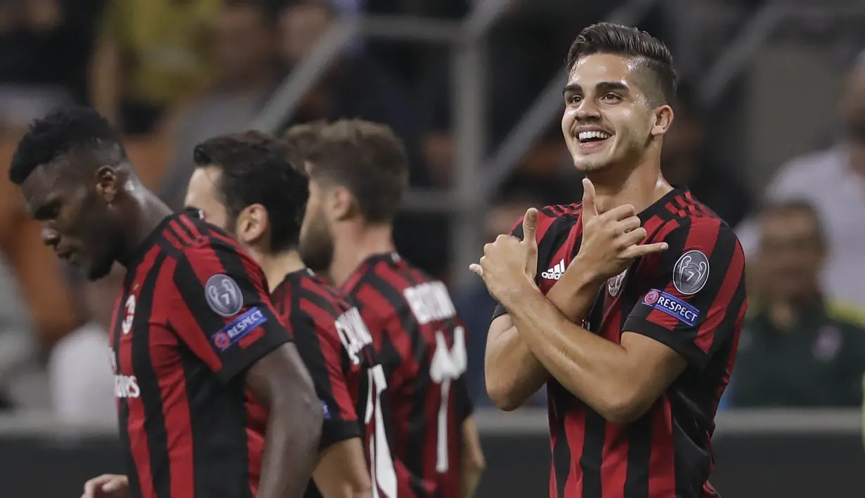 Striker AC Milan, Andre Silva, melakukan selebrasi usai mencetak gol ke gawang Rijeka pada laga Liga Europa di Stadion San Siro, Milan, Kamis (28/9/2017). AC Milan menang 3-2 atas  Rijeka. (AP/Luca Bruno)