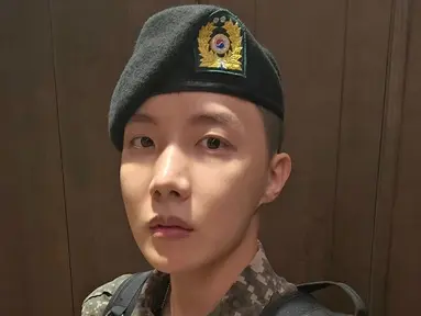 "Aku akan berjuang lagi," kata J-Hope dalam keterangan fotonya yang diunggah pada 16 AGustus 2023. Bukankah J-Hope terlihat gagah dengan seragam militernya? (Foto: Instagram/ uarmyhope)