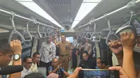 Presiden Joko Widodo atau Jokowi menjajal Light Raid Transit (LRT) Jabodebek rute Harjamukti-Dukuh Atas, Kamis (3/8/2023). (Liputan6.com/Lizsa Egeham)