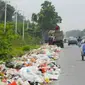 Tumpukan sampah yang masih terjadi di salah satu jalan di Kota Pekanbaru. (Liputan6.com/M Syukur)