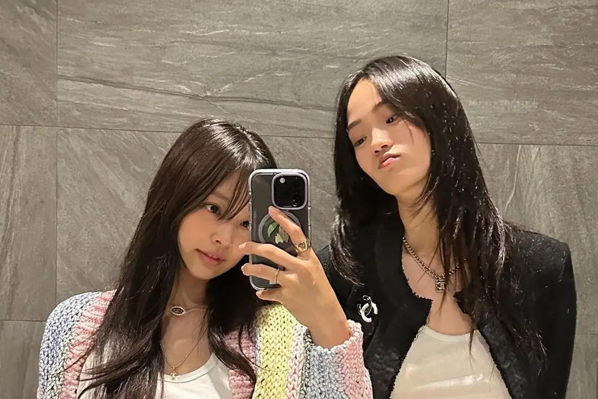 Potret Jennie BLACKPINK Jalan Bareng Bestie di Jepang Kenakan Outfit Multicolor Ratusan Juta