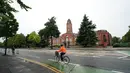 Seorang pesepeda melintas di Trafford Town Hall, Greater Manchester, Inggris (2/9/2020). Menurut BBC, sejumlah wilayah di Greater Manchester tidak akan melonggarkan pembatasan lockdown sesuai rencana awal karena pemerintah membatalkannya. (Xinhua/Jon Super)