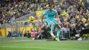 Pemain Barcelona, Ferran Torres, berusaha mengontrol bola saat melawan Las Palmas pada laga La Liga 2023/2024 jornada 19 di Estadio de Gran Canaria, Jumat (5/1/2024). (AFP/Desiree Martin)