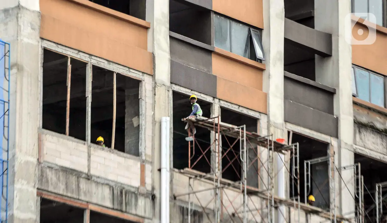 Pekerja menyelesaikan pembangunan proyek Meikarta, Cikarang, Kabupaten Bekasi, Jawa Barat, Selasa (14/2/2023). Sampai akhir tahun 2022, Meikarta telah menyalurkan 4.200 unit apartemen. (Liputan6.com/Faizal Fanani)