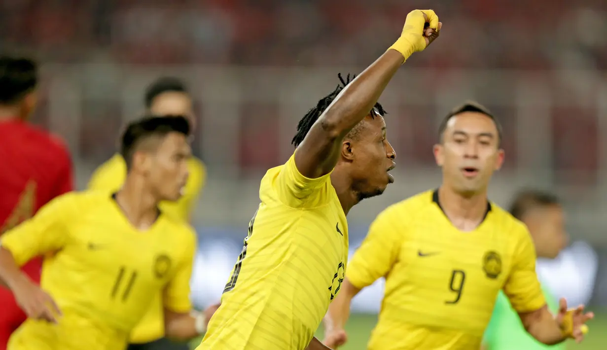 Gelandang Malaysia, Mohamadou Sumareh, merayakan gol yang dicetaknya ke gawang Timnas Indonesia pada laga Kualifikasi Piala Dunia 2022 di SUGBK, Jakarta, Kamis (5/9). Indonesia kalah 2-3 dari Malaysia. (Bola.com/Peksi Cahyo)