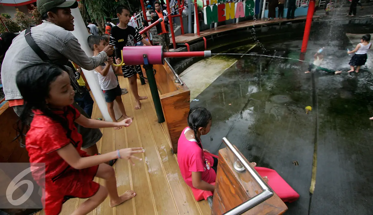 Anak-anak bermain di wahana air Taman Pintar Yogyakarta, Selasa (12/7). Meski liburan lebaran telah berahir, liburan sekolah masih menyisakan satu pekan. (Liputan6.com/Boy Harjanto)