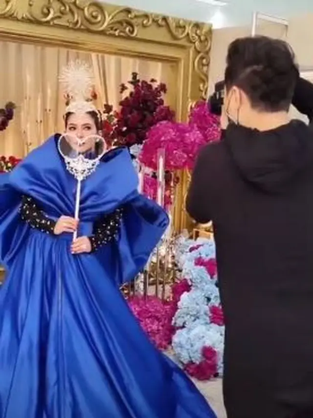 6 Potret Syahrini di HUT SCTV, Pakai Face Shield Hati dan Jubah Seberat 20 Kg