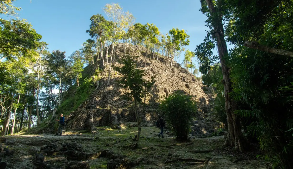 <p>Pemandangan areal Piramida La Danta di situs arkeologi El Mirador, San Adres, Guatemala, 17 Januari 2023. Salah satu piramida terbesar di dunia tersebut ditemukan di antara hutan yang luas Guatemala berkat bantuan teknologi. (Carlos ALONZO/AFP)</p>