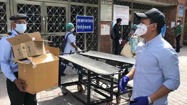 WNI di India menerima kiriman bantuan kebutuhan pokok dari KBRI New Delhi (Photo Credit KBRI New Delhi)