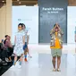 Desainer Sutardi lewat label Farah Button koleksi terbarunya dalam perhelatan Jogja Fashion Trend (JFT) di Mal Pakuwon Yogyakarta, Kamis (8/8/2024). Sebanyak enam outfit ready to wear melenggang di panggung JFT.