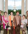 Erina Gudono baru saja mengadakan acara Tasyakuran dan Tingkeban 7 bulan kehamilannya. Di momen special ini, hadir juga Selvi Ananda dan suaminya, Gibran Rakabuming yang sebentar lagi menjabat sebagai Wakil Presiden RI. [Foto: Instagram/kikysaputrii]