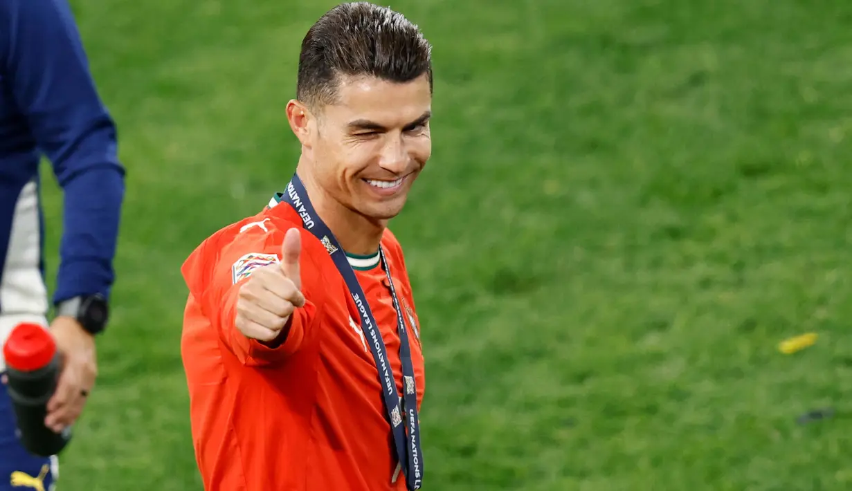 Meski mengalami cedera dalam pertandingan final melawan Spanyol, Cristiano Ronaldo sukses membawa tim nasional Portugal meraih kemenangan di UEFA Nations League 2025. (Alexandra BEIER/AFP)