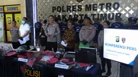 Kapolres Metro Jakarta Timur, Kombes Alfian Noffizal (tengah) memberi keterangan terkait pengungkapan hasil penyelidikan terkait serangkaian penyerangan, perusakan, dan pembakaran yang melanda Markas Polres Metro Jakarta Timur serta enam polsek pada 30–31 Agustus 2025 di Polres Metro Jakarta Timur, Senin (8/9/2025). (Kapanlagi.com/Budy Santoso)