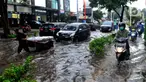 Sejumlah kendaraan melintasi trotoar untuk menghindari banjir di Jalan Kemang Raya, Jakarta Selatan, Kamis (3/11/2022). Hujan deras sekitar dua jam lebih menyebabkan Jalan Kemang Raya digenangi banjir sekitar 30 cm sehingga benyak kendaraan tidak dapat melintas. (merdeka.com/Arie Basuki)