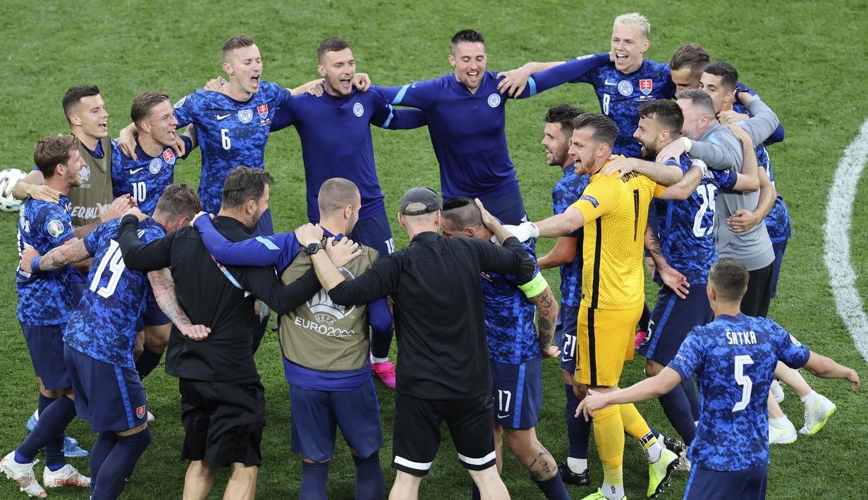 Timnas Slovakia berhasil membuat kejutan dengan menekuk Timnas Polandia 2-1 pada laga Grup E Euro 2020, di Saint Petersburg Stadium, Senin (14/6/2021). (Anton Vaganov/Pool via AP)