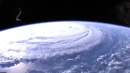 Gambar yang disediakan oleh NASA memperlihatkan Badai Florence terlihat dari Stasiun Luar Angkasa Internasional, Rabu (12/9). Badai monster tersebut mendekati pesisir timur Amerika Serikat dengan kecepatan angin 225 kilometer per jam. (NASA via AP)