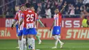 Selebrasi gelandang Girona, Savio Moreira (kanan) setelah mencetak gol kedua timnya ke gawang Atletico Madrid pada laga pekan ke-19 Liga Spanyol 2023/2024 di Montilivi Stadium, Girona, Kamis (4/1/2024) dini hari WIB. (AFP/Pau Barrena)