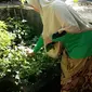 Menanam sayuran tinggi zat besi seperti bayam dan katuk. 