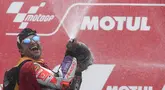 Pembalap Spanyol dari tim Pramac Ducati, Jorge Martin tampil sebagai juara pada balapan MotoGP Jepang 2023 yang menjadi seri ke-14 musim ini di Sirkuit Motegi, Minggu (1/10/2023) siang WIB. Pada balapan yang berlangsung dalam lintasan basah akibat guyuran hujan deras, Jorge Martin dinyatakan sebagai pemenang saat ia tengah memimpin sebelum akhirnya balapan dihentikan dengan dikibarkannya red flag pada lap ke-13 dari 24 lap yang direncanakan. Sementara posisi kedua dan ketiga ditempati Francesco Bagnaia dan diikuti Marc Marquez. Dengan hasil ini Jorge Martin yang kini mengoleksi 216 angka terus menempel ketat pimpinan klasemen sementara, Francesco Bagnaia yang hanya berjarak tiga poin saja. (AFP/Toshifumi Kitamura)
