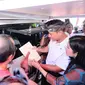 Menteri Agraria dan Tata Ruang/Kepala Badan Pertanahan Nasional (ATR/BPN) Agus Harimurti Yudhoyono meninjau operasional LaserJet, di Badung, Bali, Kamis (13/6/2024). (Arief/Liputan6.com)