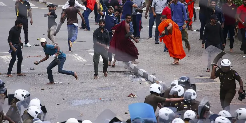 Bentrok Polisi dan Demonstran Sri Lanka