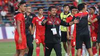 Selebrasi pelatih Indra Sjafri bersama para pemain Timnas Indonesia U-22 setelah berakhirnya laga semifinal cabor sepak bola SEA Games 2023 menghadapi Vietnam di Olympic National Stadium, Phnom Penh, Kamboja, Sabtu (13/5/2023). Timnas Indonesia menang 3-2 dan memastikan lolos ke partai final. (Bola.com/Abdul Aziz)