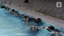Sejumlah peserta berlatih berenang pada kegiatan Gerakan Prolanis Total (Gelato) di Gelanggang Remaja KONI, Gambir, Jakarta, Kamis (11/8/2022). Puskesmas Kecamatan Gambir mengadakan kegiatan Gelato berupa pelatihan berenang kepada peserta lansia penderita penyakit kronis untuk mencegah penyakit tersebut tambah parah. (Liputan6.com/Herman Zakharia)