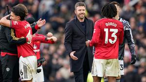 Pelatih kepala Manchester United, Michael Carrick, di tengah, menyapa Patrick Dorgu dari Manchester United setelah pertandingan Liga Inggris antara Manchester United dan Manchester City di Manchester, Inggris, Sabtu, 17 Januari 2026. (AP Photo/Dave Thompson)