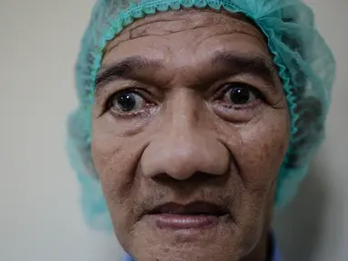 Seorang kakek menunggu antrian untuk diperiksa di Rumah Sakit Pusat Angkatan Darat (RSPAD) Gatot Subroto, Rabu (29/7/2015). Sebanyak 100 warga kurang mampu di Jakarta Pusat mengikuti pengobatan dan operasi katarak gratis.(Liputan6.com/Faizal Fanani)