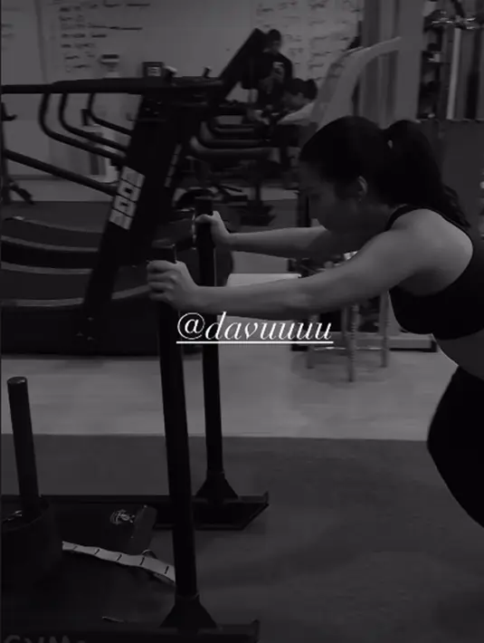 Tak hanya salah fokus dengan parasnya yang tetap cantik meski tanpa makeup, netizen juga dibuat salah fokus dengan penampilan Nikita Willy yang tetap langsing. Penampilan Nikita Willy tidak berubah dari sebelum dan setelah hamil 4 bulan. Lantaran awet muda, tak heran jika ada yang mengira bahwa lawan main Rezky Aditya di sinetron lawas Putri yang Ditukar ini bak ABG. (Liputan6.com/IG/@nikitawillyofficial94)