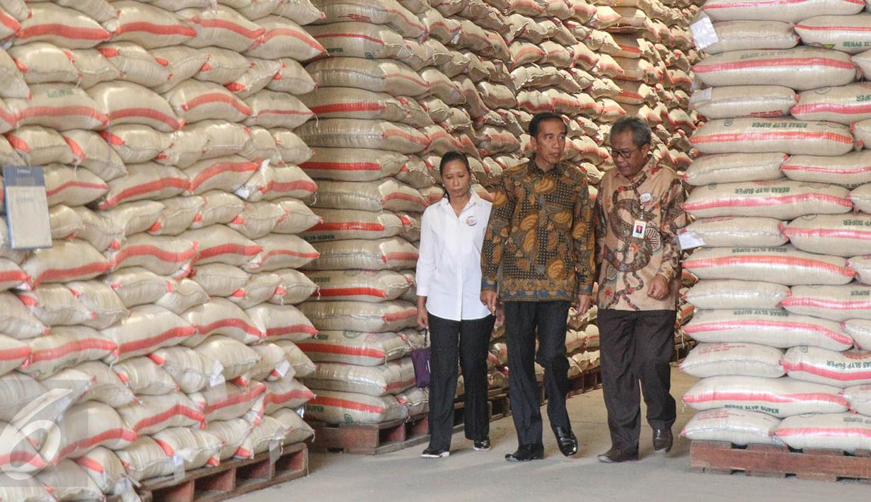 Presiden Jokowi bersama Menteri BUMN Rini Soemarno dan Dirut Bulog Djarot Kusumayakti meninjau stok beras di Gudang Bulog, Jakarta, Jumat (2/10). Jokowi melepas secara simbolis 1.034 ton beras untuk 5 kota besar di Indonesia. (Liputan6.com/Faizal Fanani)