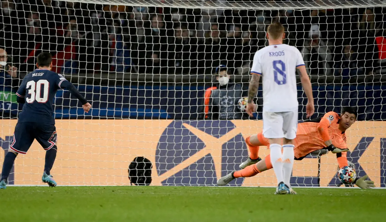 Keberhasilan keduanya menggagalkan ekseksui penalti Lionel Messi adalah saat Real Madrid menghadapi PSG di leg pertama babak 16 Besar Liga Champions 2021/2022, 16 Februari 2022. (AFP/Franck Fife)