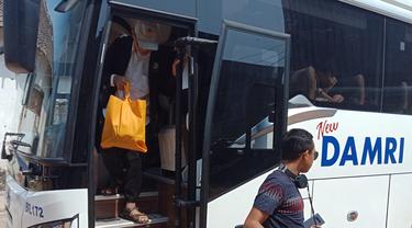Kedatangan penumpang bus Damri