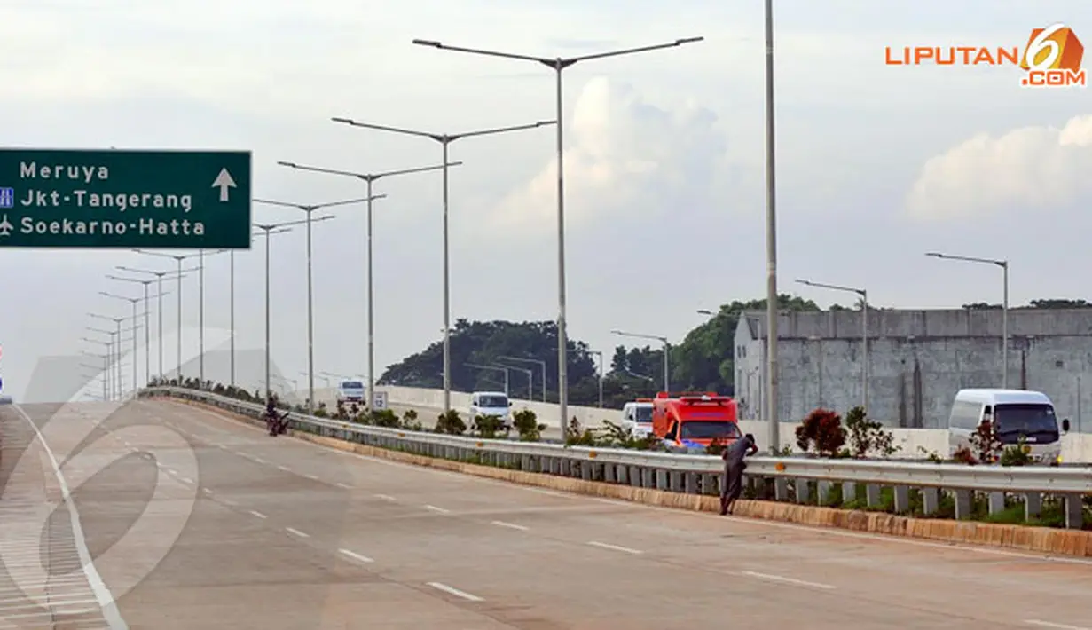 Jalan tol baru ini diharapkan dapat mengurangi kemacetan di jalan tol dalam kota terutama bagi kendaraan yang akan menuju Bandara Soekarno Hatta (Liputan6.com/Johan Tallo)