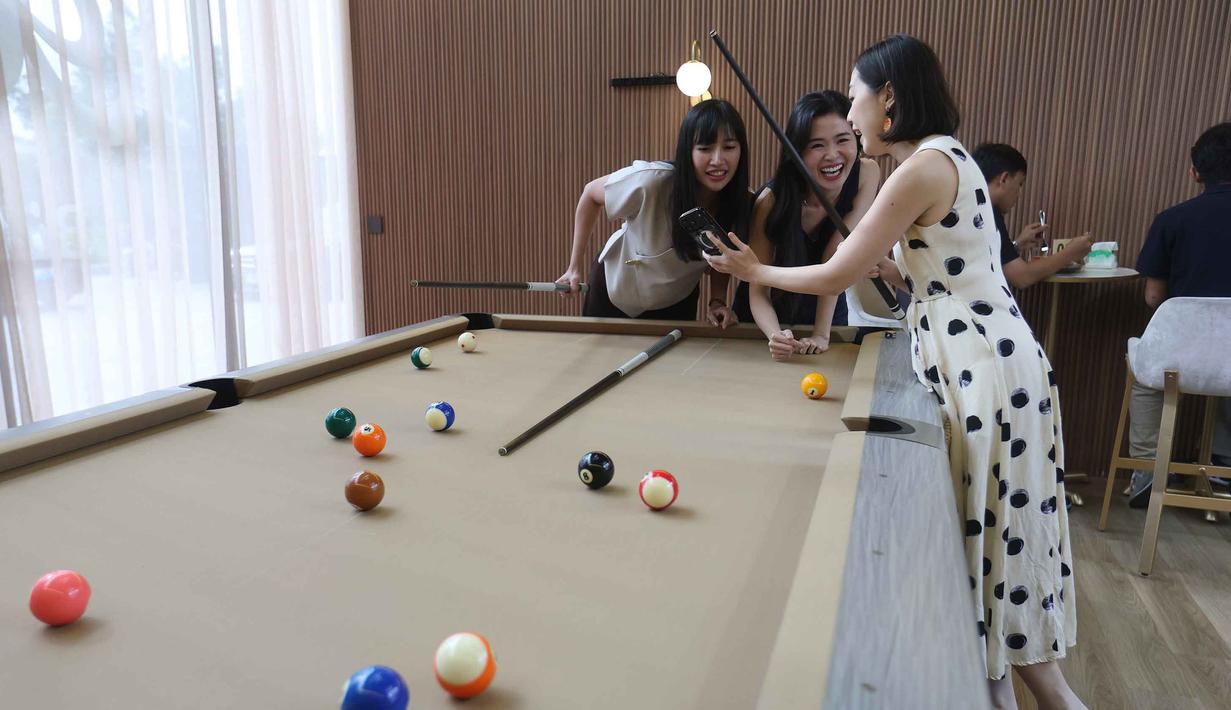 Ruang dirancang bukan hanya untuk bermain, tetapi juga sebagai tempat berkumpul dan berinteraksi bersama keluarga. Tampak dalam foto, pengunjung menikmati permainan biliar di Gowada Billiard, di Jalan Thamrin Boulevard Pantai Indah Kapuk 2 (PIK 2), Kabupaten Tangerang, Banten, pada Rabu (11/2/2026). (Kapanlagi.com/Budy Santoso)