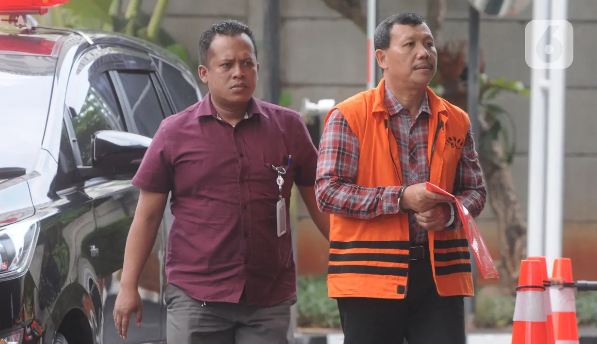 Tersangka Sekretaris Daerah (nonaktif) Jawa Barat Iwa Karniwa bersiap untuk menjalani pemeriksaan di gedung KPK, Jakarta, Selasa (26/11/2019). Iwa Karniwa menjalani pemeriksaan lanjutan sebagai tersangka terkait kasus dugaan suap proyek Meikarta. (merdeka.com/Dwi Narwoko)
