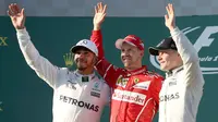 Pembalap Mercedes, Lewis Hamilton, pembalap Ferrari, Sebastian Vettel dan pembalap Mercedes, Valtteri Bottas melambaikan tangan ke arah penggemar di atas podium balapan GP Australia di Sirkuit Albert Park, Melbourne, Minggu (26/3). (AP Photo/Rick Rycroft)