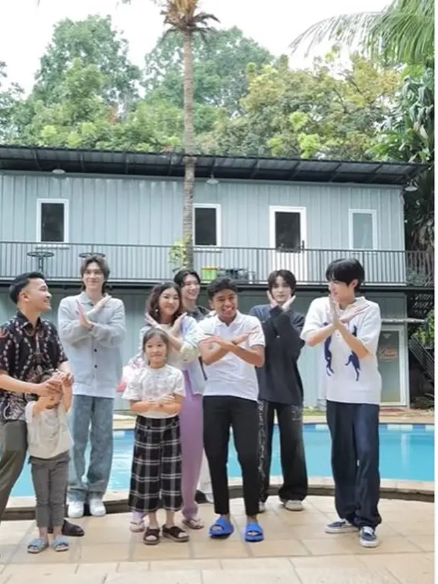 6 Potret Keluarga Ruben Onsu Sambut Kedatangan WayV, Siapkan Jajanan Jadul