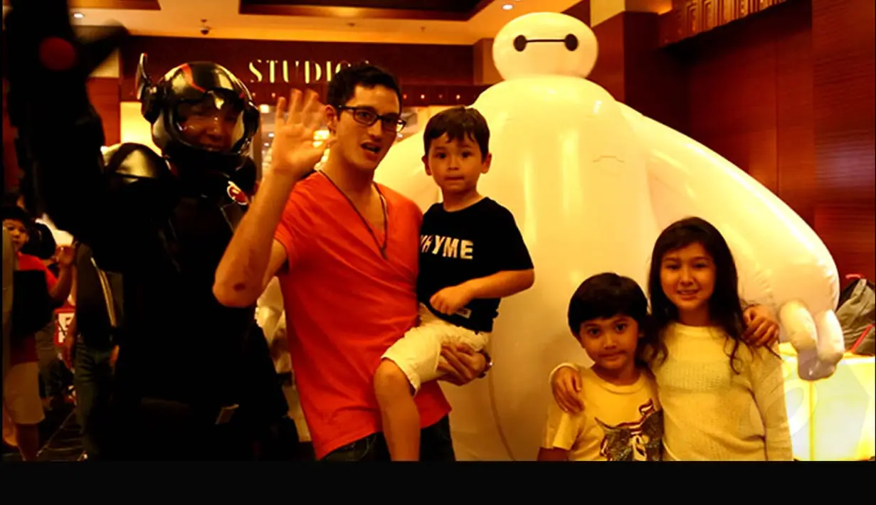 Mike Lewis bersama buah hatinya Kenzo sangat senang ketika foto bersama Baymax di Plaza Senayan XXI, Jakarta, Kamis (6/11/2014) (Liputan6.com/Gilar Ramdhani)