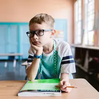 Tips Mencegah Anak Memakai Kacamata Sejak Usia Dini