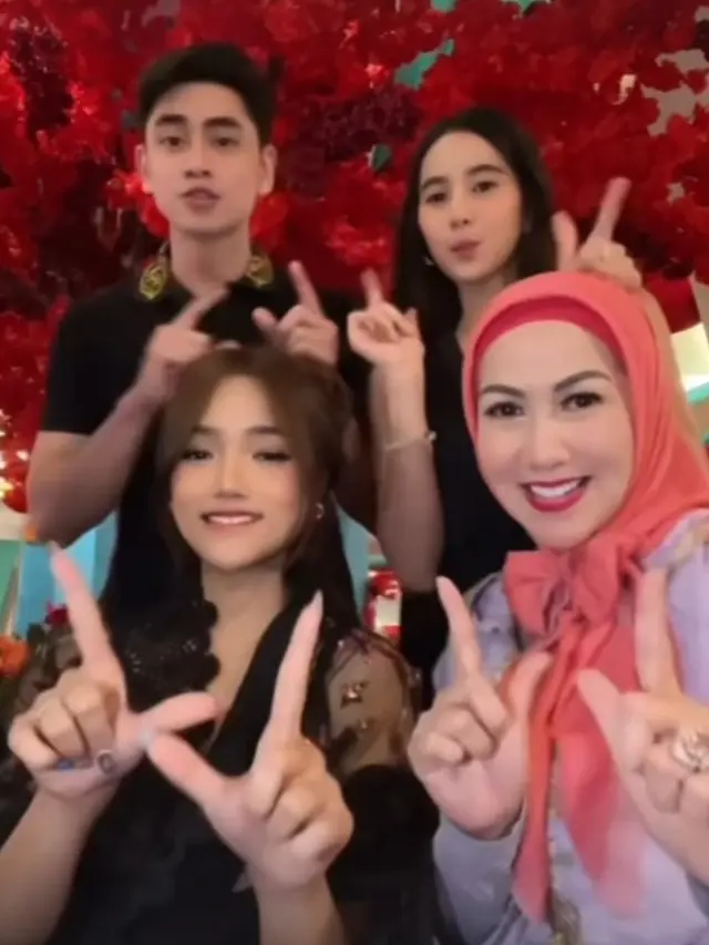 7 Momen Verrell Bramasta dan Fuji Bukber Bareng Keluarga Venna Melinda, Bikin Baper