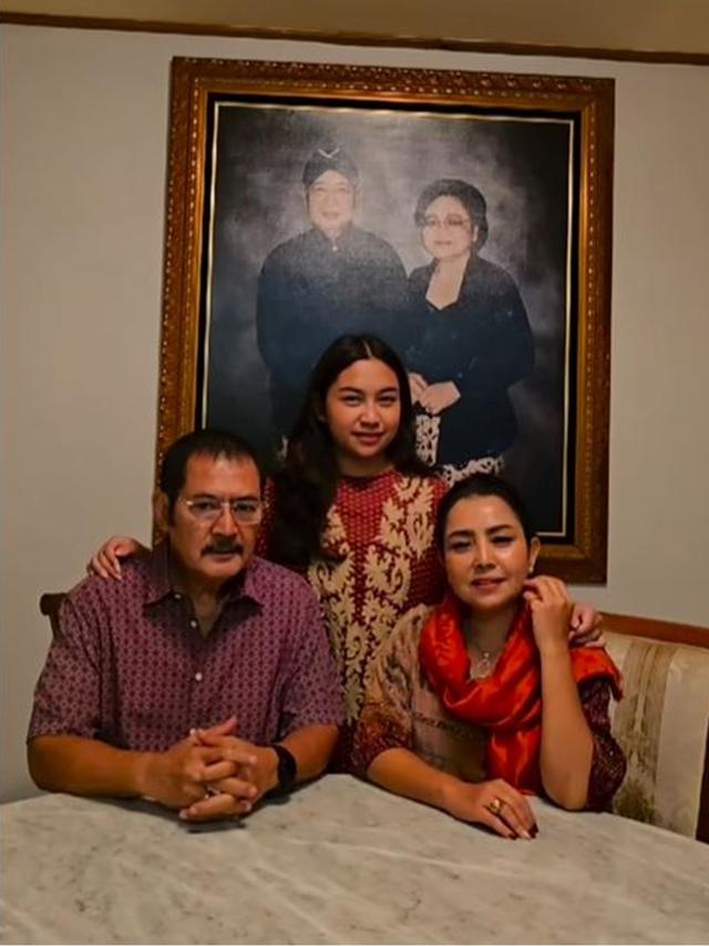 6 Potret Mayangsari dan Bambang Trihatmodjo Ziarah Makam Soeharto, Ajak Khirani