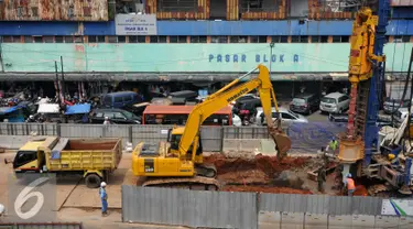 Suasana diluar Pasar Blok A pada hari terakhir relokasi pedagang, Jakarta, Selasa (27/10/2015). Pasar yang dibangun pada 1971 akan dibangun menjadi pasar modern, hotel, dan stasiun angkutan massal cepat (MRT). (Liputan6.com/Helmi Afandi)