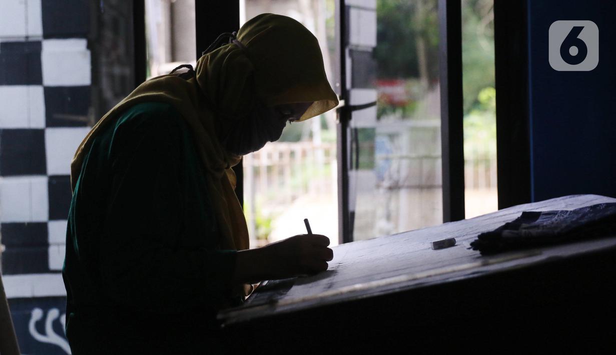 FOTO Mengintip Proses  Pembuatan  Batik  Tulis Bermotif Khas 