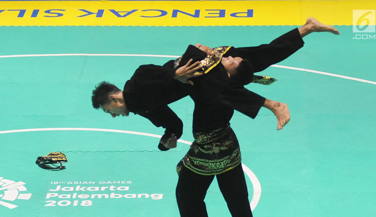 Pesilat Indonesia Yolla Primadona Jumpil dan Hendy beraksi dalam nomor seni ganda putra Asian Games 2018 di Padepokan Pencak Silat, TMII, Jakarta, Senin (27/8). Tim silat Indonesia meraih medali emas dengan skor 580. (Merdeka.com/Arie Basuki)