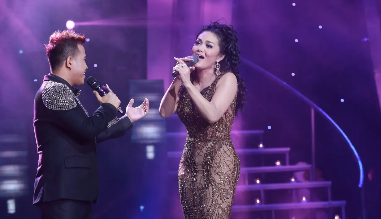 Lagu 'Kandas' yang dipopulerkan oleh Evie Tamala dan Imron Sadewa dibawakan Ical dengan apik bersama diva pop Indonesia. Chemistry keduanya terbangun dengan baik. (Galih W. Satria/Bintang.com)