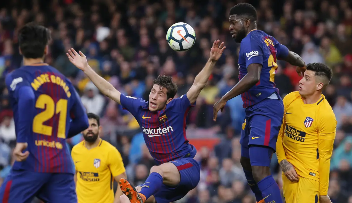 Gelandang Barcelona, Sergi Roberto, menyundul bola saat melawan Atletico Madrid pada laga La Liga Spanyol di Stadion Camp Nou, Barcelona, Minggu (4/3/2018). Barcelona menang 1-0 atas Atletico. (AFP/Pau Barrena)