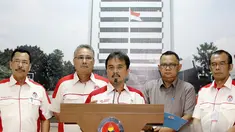 Menteri Pemuda dan Olahraga, Roy Suryo mengadakan konferensi pers di Gedung Menpora, Jakarta, Senin (9/6/14). (Liputan6.com/Faizal Fanani)